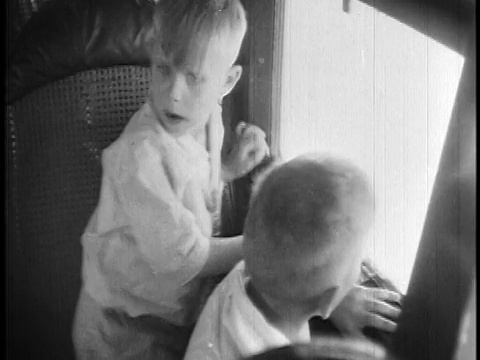1927年两个男孩坐在飞机上看窗外/新闻短片视频素材