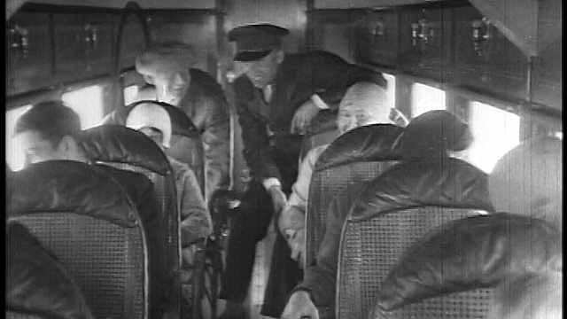 B/W 1927乘客坐在+微笑与乘务员在斯托特航空公司飞机/新闻短片视频素材