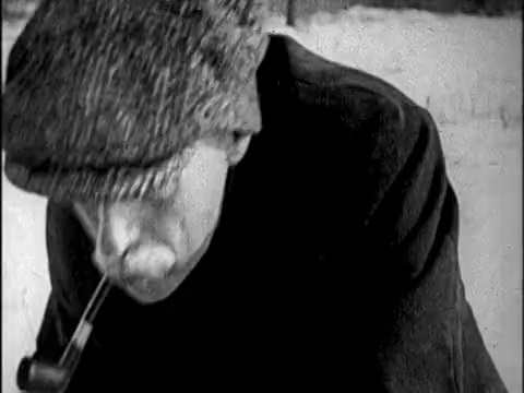 20世纪20年代的B/W近距离观察戴着帽子抽着雪茄的男子+在零度以下的温度下启动T型车/新闻胶片视频素材