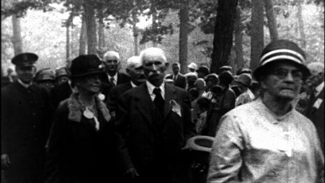 1927年老年会议上的老年夫妇队伍/新闻短片视频素材