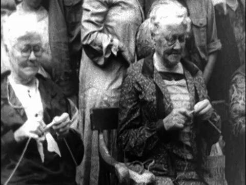 1927年2名老年妇女坐在+编织老人会议/新闻短片视频素材