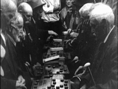 1927年在老年大会/新闻片上玩跳棋的两对老年人视频素材