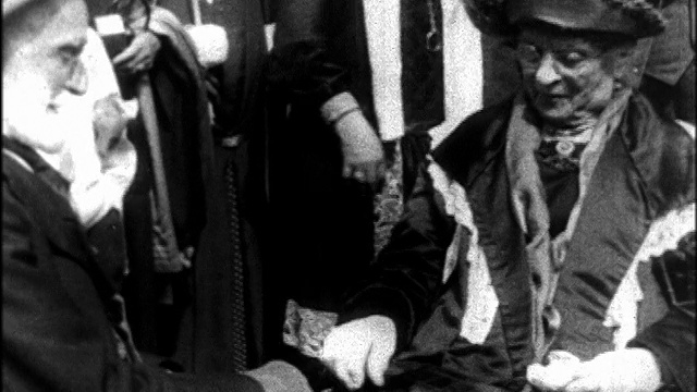 1927年，一对老年夫妇在老年大会/新闻短片中下棋视频素材