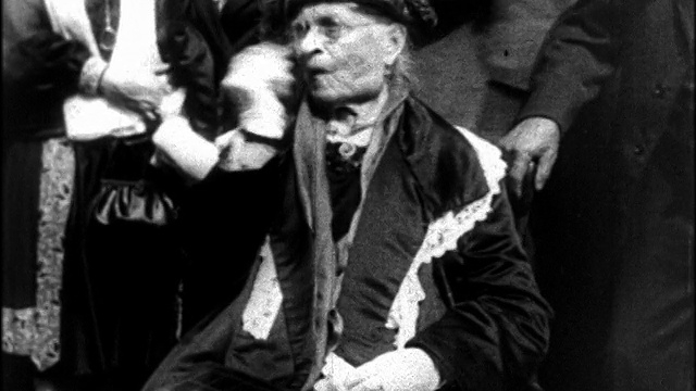 1927年老年妇女在老年大会/新闻片上用棋子拍打自己的脸视频下载