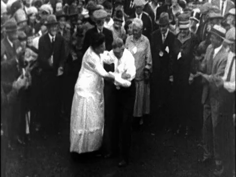 1927年高角度老年夫妇在老年人大会/新闻短片上为围观人群跳舞视频素材