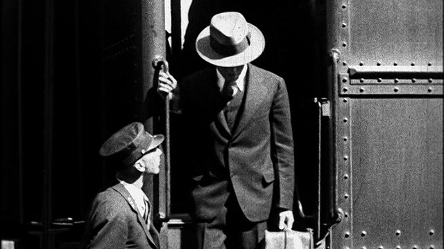 1920年，一名戴草帽的男子在西点下车/纪录片视频下载
