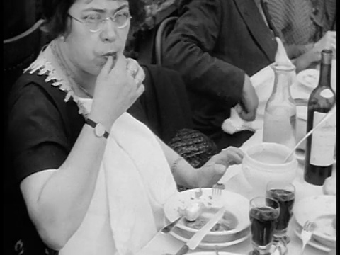 20世纪20年代高角度PAN人在户外餐厅吃饭/法国巴黎/纪录片视频素材
