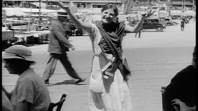20世纪20年代吉普赛妇女举手打招呼+在街上微笑/巴黎/纪录片视频下载