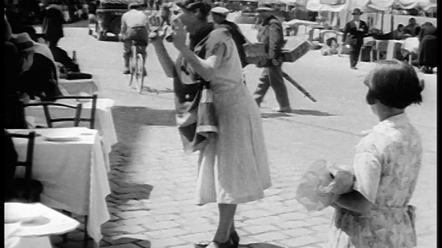20世纪20年代吉普赛女子在户外餐厅招待顾客/巴黎/纪录片视频素材