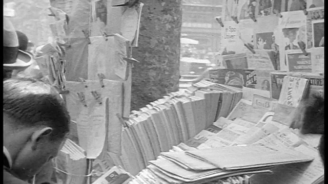 20世纪20年代的人们在露天市场的摊位上看书+小册子/法国巴黎/纪录片视频素材