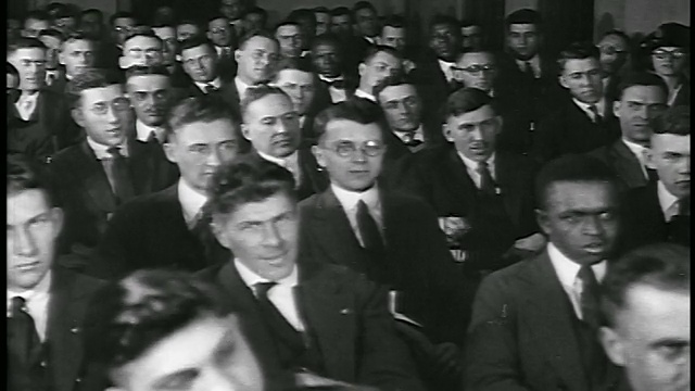 1920年穿着西装坐在演讲桌前的男人/底特律，密歇根/新闻短片视频下载