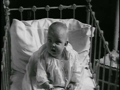 1920年婴儿坐在婴儿床上(跳跃镜头)/底特律，密歇根/新闻短片视频下载