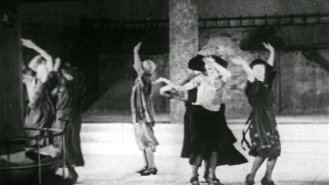 20世纪20年代早期，在夜总会/纽约/新闻短片的舞台上，女人们在合唱队排练视频下载