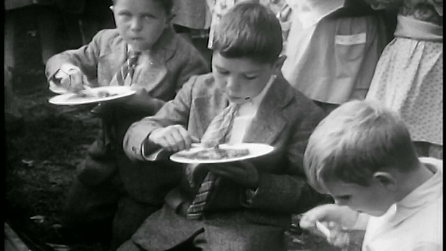 1929年，男孩们在户外吃着世界上最大的馅饼/纽约阿尔比恩/新闻短片视频下载