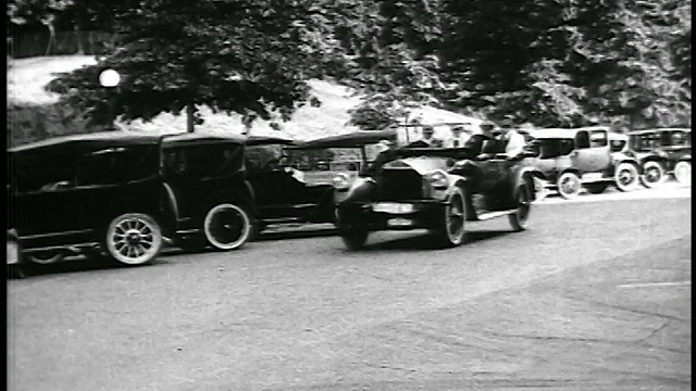 1920辆车开过斜停的车/新闻短片视频下载