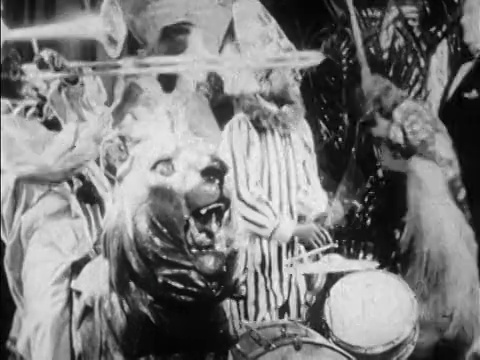 1928年，黑人音乐家穿着小丑服装在夜总会/新闻短片中扮演爵士乐队视频素材