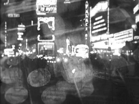 1928年的时代广场灯火通明+夜晚的交通/纽约/新闻短片视频素材