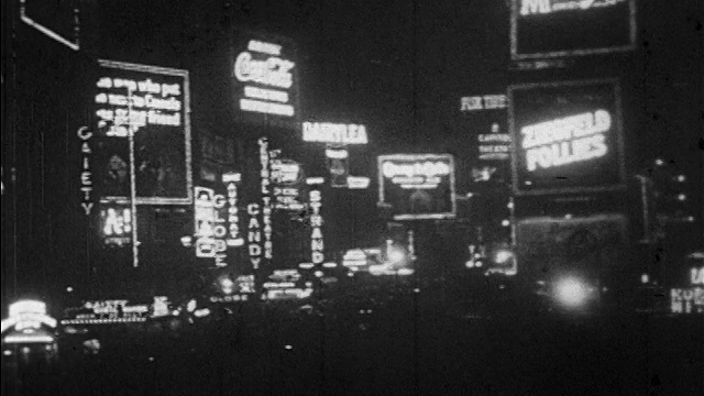 1928年B/W时代广场剧院的大屏幕灯光在夜晚/纽约/新闻短片视频素材