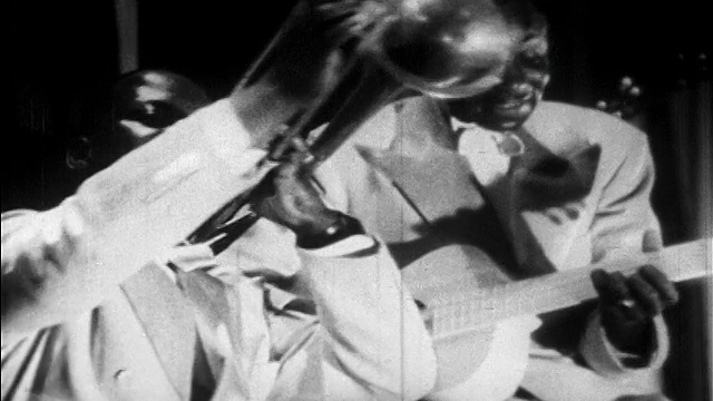 1928年B/W特写:在乐队中演奏长号的黑人男子/新闻短片视频素材