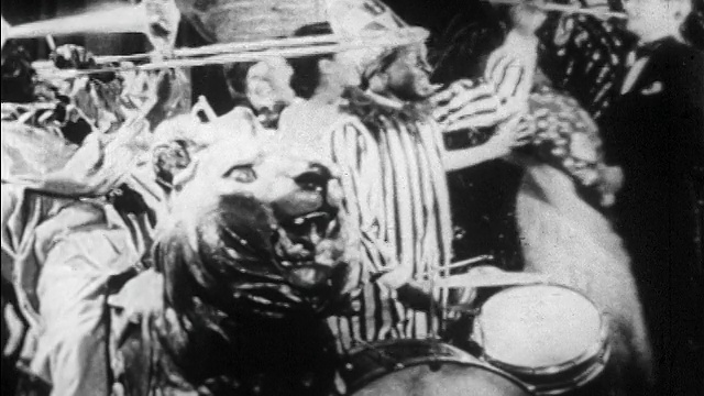 1928年，穿着小丑服装的黑人音乐家在夜总会/新闻片中表演视频素材