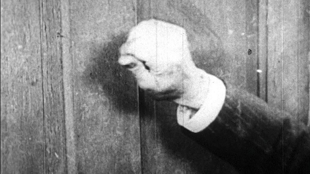 20世纪20年代的B/W近距离敲门的人/新闻短片视频下载