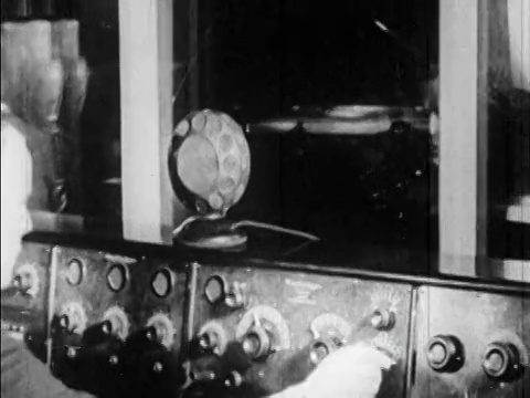 20世纪20年代，Edgewater Beach酒店广播演播室PAN控制亭/前景中的男子手/芝加哥视频下载
