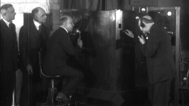 1927年B/W男人用耳机+麦克风测试实验电视/电话视频素材