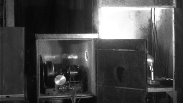 1927年PAN对着电话说话+通过盒子的光束-实验电视视频下载