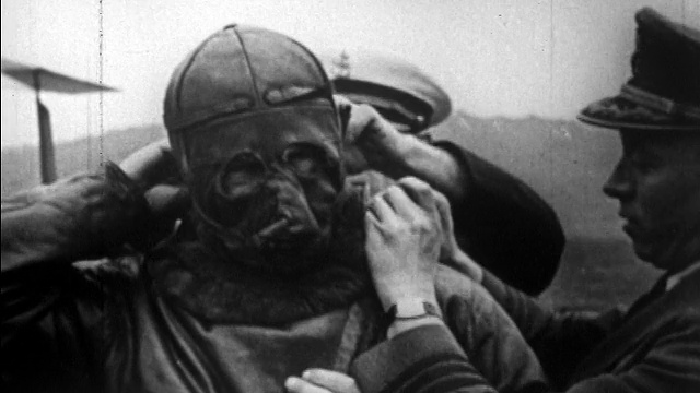 1929年，身着制服的男子帮助飞行员戴上氧气面罩进行高空飞行/华盛顿特区视频下载