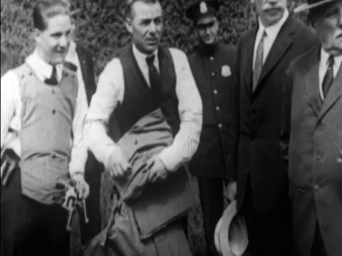 1922年，一群人在户外穿着防弹背心/新闻胶片视频下载