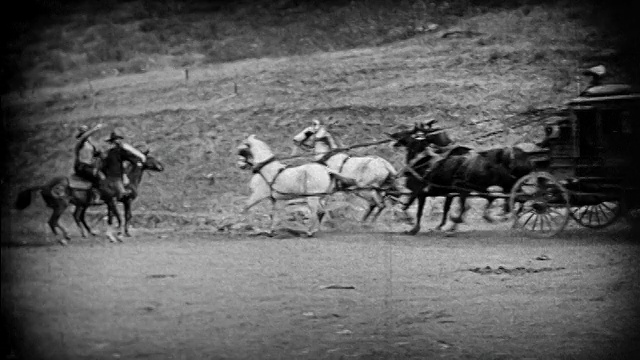 1924年，2名牛仔举起马车视频素材