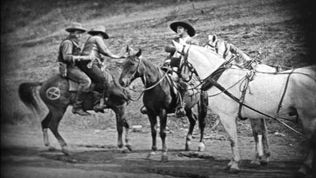 1924年B/W 3个牛仔骑着马迅速离去/特征视频素材