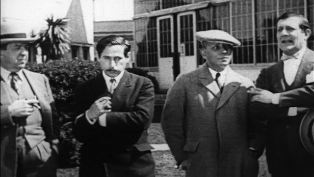 1925年潘排好莱坞著名电影导演站在米高梅摄影棚/纪录片视频下载