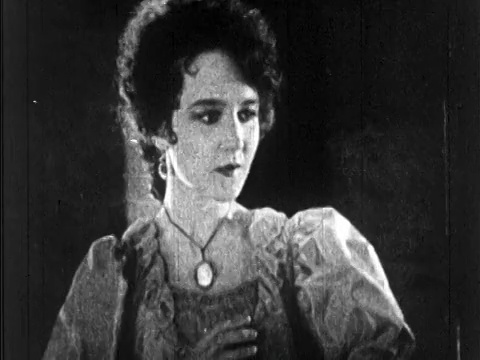 1925年女性(玛丽·菲尔宾)思考+开始举手/特写视频下载