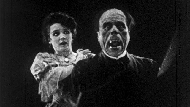 1925年，一名女子(玛丽·菲尔宾)摘除毁容男子(朗·钱尼，老)的面具+尖叫/特征视频下载