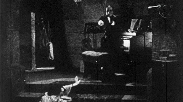 1925年，毁容男子(朗·钱尼，老)接近地面上的女子(玛丽·菲尔宾)视频下载