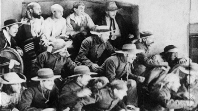 1920年男人们戴着帽子欢呼视频下载
