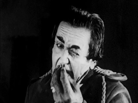 1920年的近景，愤怒的男子用胡子从眼睛/特征上拉东西视频素材