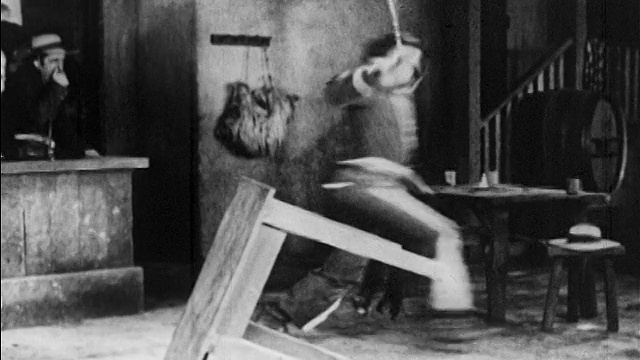 1920年，一名男子冲过翻倒的桌子，手里拿着剑视频下载