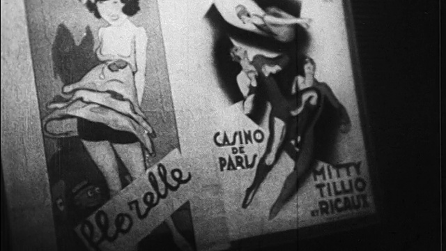 20世纪20年代的夜晚，人们在街上经过“巴黎赌场”的海报/法国巴黎/新闻短片视频素材
