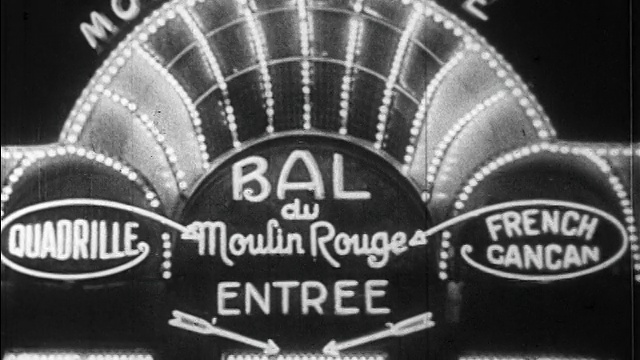 20世纪20年代的黑白灯光+红磨坊广场入口处的招牌/法国巴黎/新闻短片视频素材
