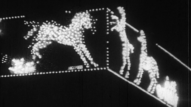 1920年代的灯光下，马群在大帐篷上踢来踢去/法国巴黎/新闻片视频素材