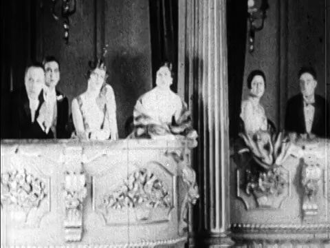 20世纪20年代穿着正装的人们坐在剧院/巴黎/新闻片的包厢里视频素材