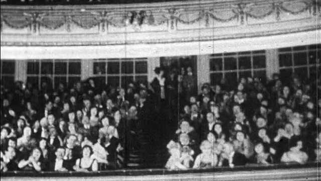 1920年代的观众在剧场的阳台上热烈鼓掌/巴黎/新闻片视频素材