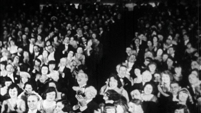 20世纪20年代的B/W观众在管弦级别的剧院热烈鼓掌/巴黎/新闻短片视频下载