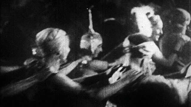 20世纪20年代一群穿着康茄舞的人/法国巴黎/纪录片视频素材