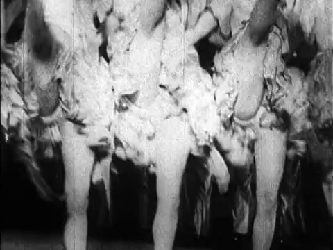 1920年代的黑白爵士乐队演奏+康康舞舞者踢腿(2个镜头)/巴黎/纪录片视频素材