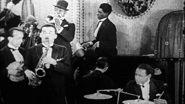 20世纪20年代在夜总会演奏的爵士乐队/法国巴黎/纪录片视频素材