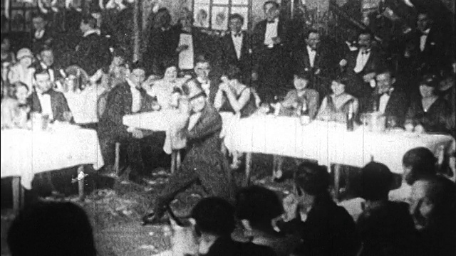 1920年代穿着大礼帽的男子在地板秀上热舞/法国巴黎/纪录片视频素材