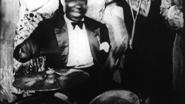 20世纪20年代，一个微笑的黑人在夜总会打鼓/法国巴黎/纪录片视频素材